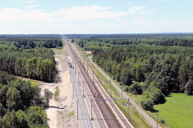 Na budowie łącznicy kolejowej w Czarncy trwa układanie toru i sieci trakcyjnej.
