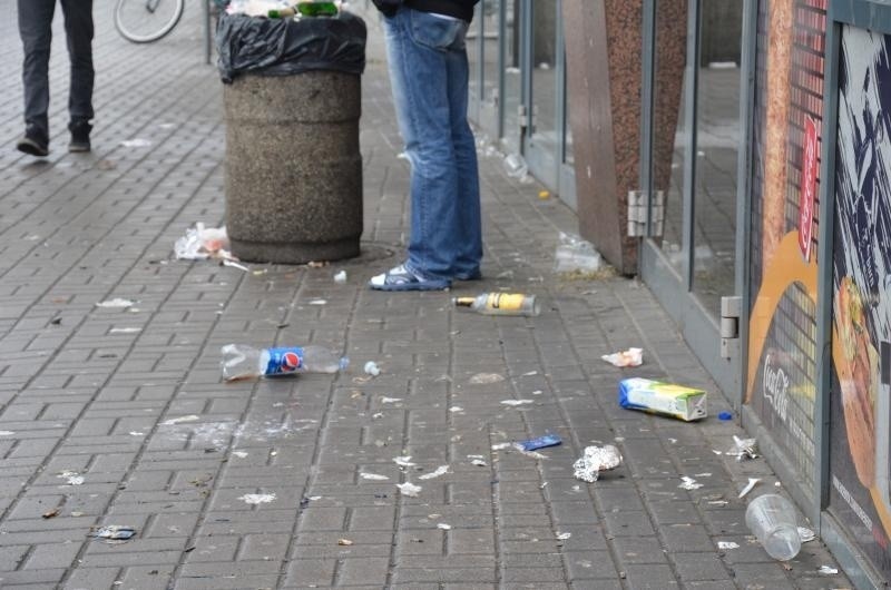 Sprzątali po sylwestrowej zabawie. Rynek czysty. Śmieci zalegały wokół (ZDJĘCIA)