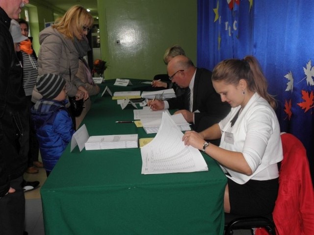 W Dąbrowie wiele osób przyszło głosować przed południem
