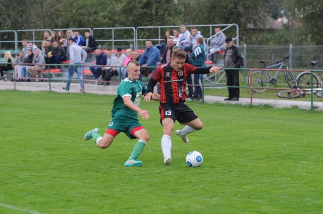 Mateusz Jurczak (przy piłce) zdobył dwie bramki dla Wólczanki, która rozbiła Granicę Stubno.