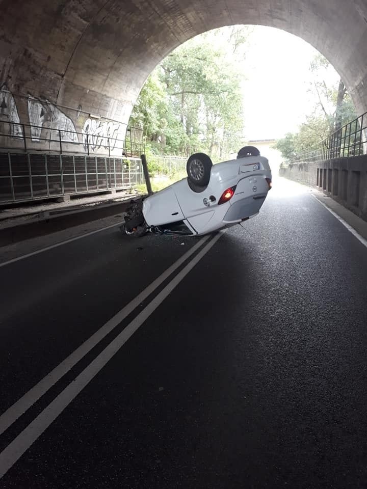 Dachowanie na ul. Szczawiowej w Szczecinie. Połowa auta zmiażdżona. Kierowca wyszedł cało