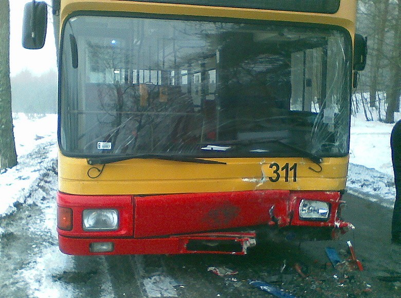 Wypadek. Autobus grudziądzkiego MZK zderzył się z busem. Rannych zabrało pogotowie