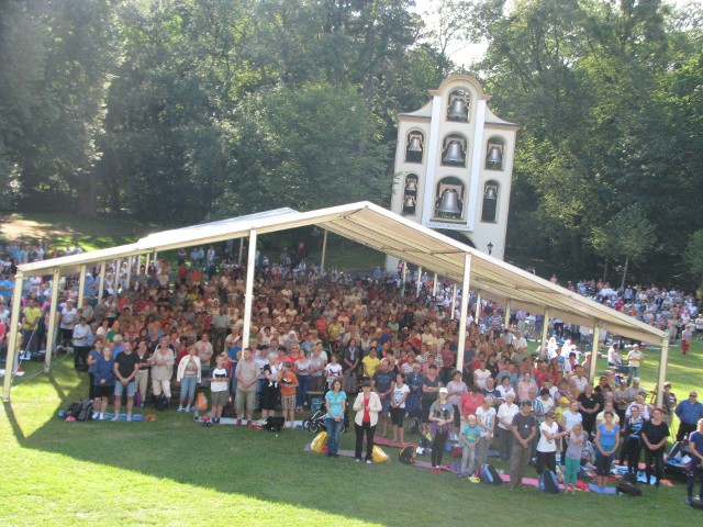 Pielgrzymi w Kamieniu Śląskim. Mszy św. przewodniczył  bp Rudolf Pierskała.