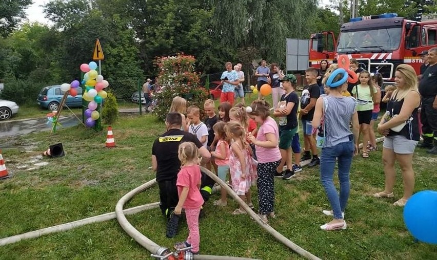 Kosmiczna zabawa w Świrnie. Malowanie twarzy, wata cukrowa, tańce. Podczas pikniku na dzieci czekało mnóstwo atrakcji [ZDJĘCIA]