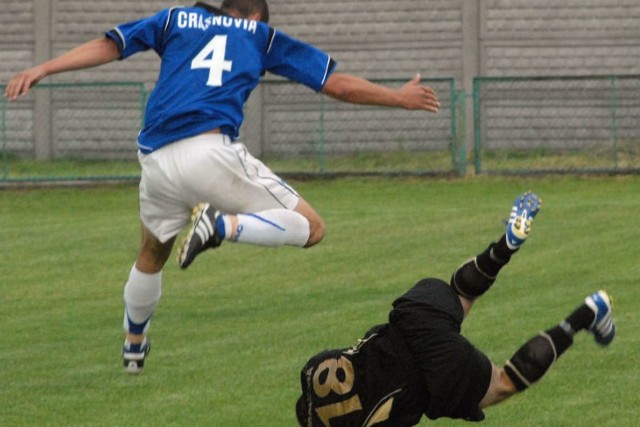 W poprzednich (czerwiec 2011) ligowych derbach gminy Krasne padł remis 1-1. Kilkanaście dni później Strumyk świętował awans do III ligi.