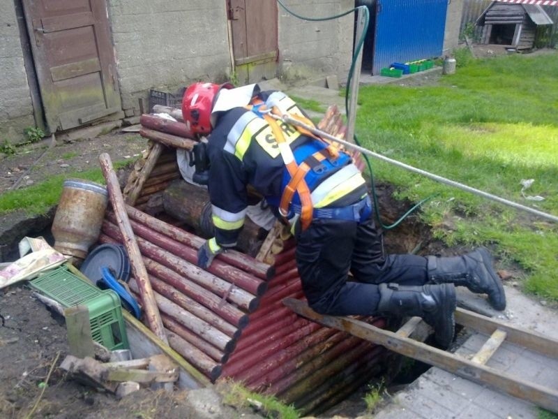 Zawaloną studnię w Tomaszówce zabezpieczyli strażacy.