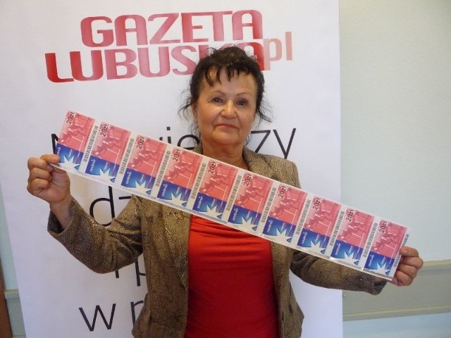 Eleonora Hoszowska-Siarkiewicz prezentuje część swojej wygranej.