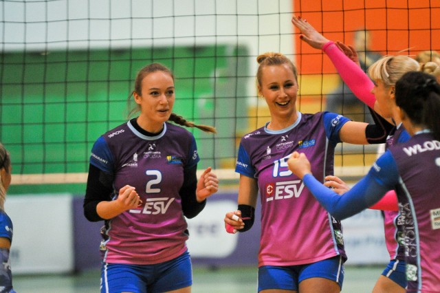 Dorota Dydak (z lewej) i Anna Myjak mogły się po meczu cieszyć ze zdobycia trzech punktów.
