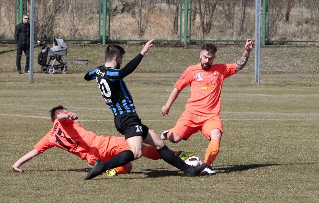 Hutnik Szczecin (pomarańczowe stroje) przerwał złą serię w IV lidze.