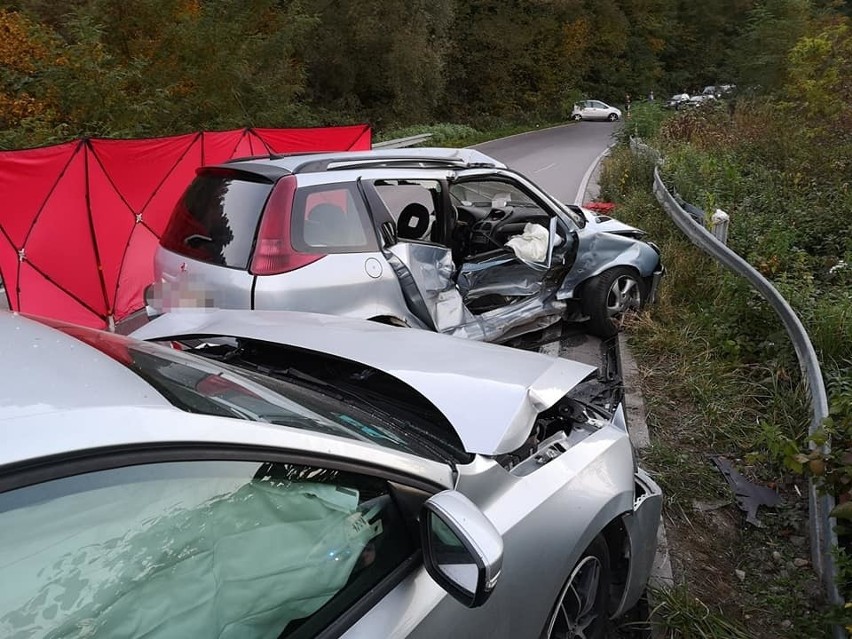 Powiat nowosądecki. Nie żyje 83-letnia kobieta. Kilka osób jest rannych. Tragiczny bilans zderzenia trzech aut