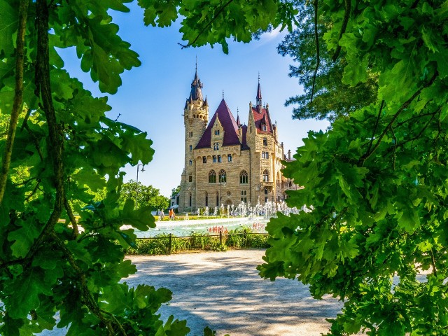 To bez dwóch zdań mógłby być zamek księżniczki z bajki Disneya! Pałac w Mosznej, bo o nim mowa, posiada aż 365 pomieszczeń oraz 99 wież i wieżyczek. To zdecydowanie jedno z najpiękniejszych i wartych odwiedzenia miejsc na Śląsku Opolskim. Tym bardziej, że od Katowic dzieli je zaledwie 2 godziny drogi samochodem...