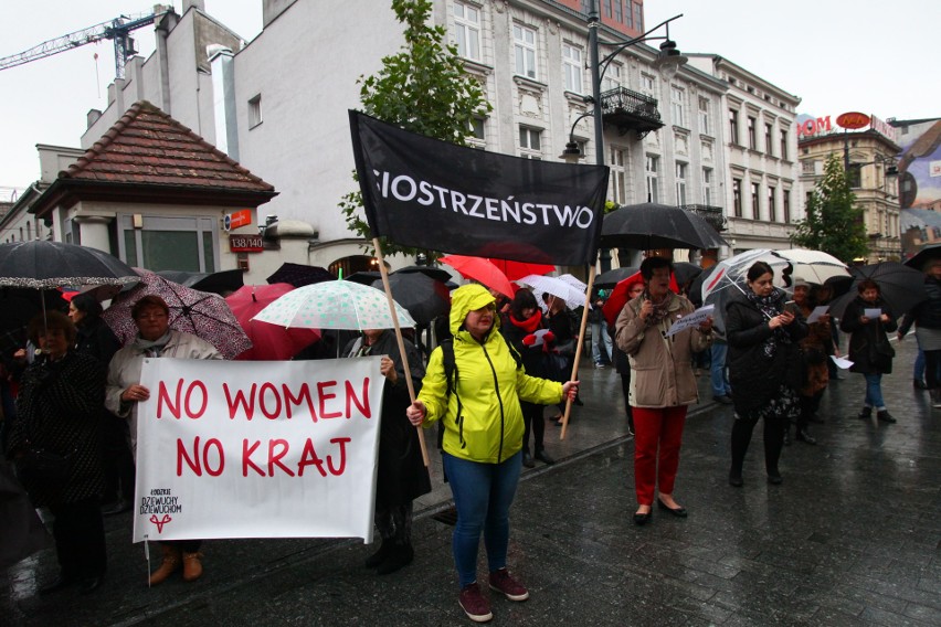Manifestanci przeszli ul. Piotrkowską spod siedziby PiS-u do...