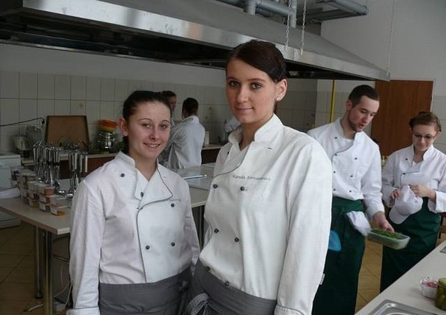 Kamila Karczewska  (z prawej) i Katarzyna Bednarczyk z Technikum Żywienia w Zespole Szkół imienia Korpusu Ochrny Pogranicza w Szydłowcu wygrały konkurs kulinarny "Zawijańce w roli głównej&#8221;.