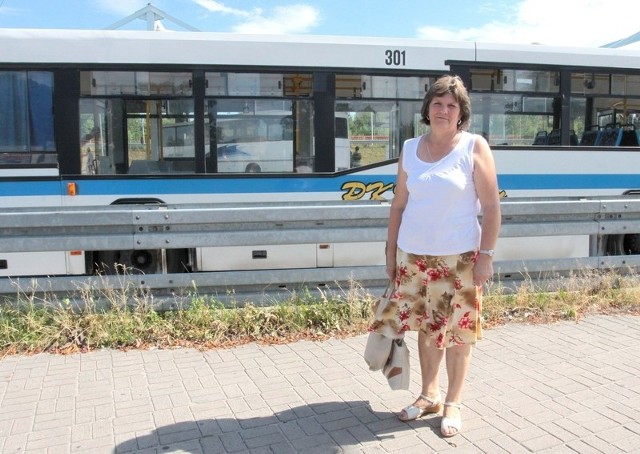 -Powinni zostawić rozkład, jaki był z MPK &#8211; mówi Janina Grabowska, która codziennie dojeżdża do pracy w Radomiu z Bartodziej. &#8211; Żeby chociaż przesunęli o pół godziny te poranne wyjazdy, wtedy nie musielibyśmy wyjeżdżać do pracy już o 5 rano, żeby na 7 zdążyć.