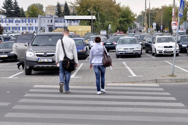 Miejsca parkingowe wymalowano kosztem całej szerokości chodnika, na który prowadzi przejście dla pieszych.