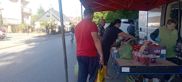 Kolejny ciepły i słoneczny dzień targowy w Jędrzejowie. Sprawdź na kolejnych slajdach jak wyglądały ceny wybranych warzyw i owoców, w czwartek 16 maja