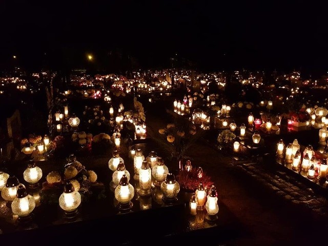 Cmentarz w Białogardzie w środowy wieczór.Zobacz także Dzień Wszystkich Świętych w Szczecinku