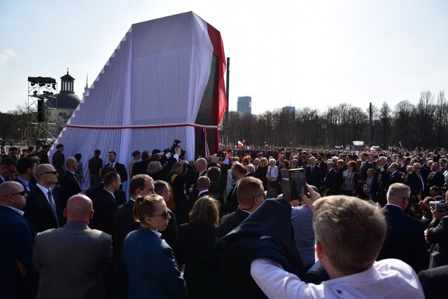 Pomnik Ofiar Tragedii Smoleńskiej 2010 roku na placu Piłsudskiego w Warszawie Pomnik Smoleński - TAK WYGLĄDA! Zobacz zdjęcia pomnika smoleńskiego w Warszawie. 10 kwietnia 2018 nastąpiło oficjalne odsłonięte pomnika upamiętniającego ofiary katastrofy smoleńskiej.