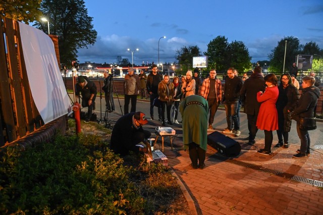 W poniedziałek 13.05.2019 działacze Wiosny wyświetlili film braci Sekielskich na płocie siedziby arcybiskupa Sławoja Leszka Głódzia. Wcześniej organizatorów akcji wylegitymowała policja.