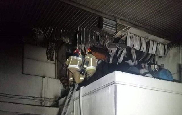 Strażacy gasili pożar, do jakiego doszło na terenie jednego z zakładów w Sędziejowicach. Do akcji zadysponowano 18 osób z kilku jednostek.