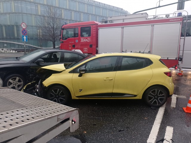 Na skrzyżowaniu ulic Kuklińskiego z Nowohucką w Krakowie doszło do zderzenia dwóch samochodów osobowych oraz autobusu.Zdjęcia dzięki uprzejmości KMRT.