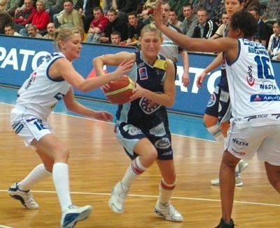 Aleksandra Karpińska (z piłką) przebija się przez strefę torunianek, atakowana przez Elizę Gołumbiewską (z lewej) i Monikę Roberts