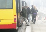 Z autobusu muszą wysiadać do rowu