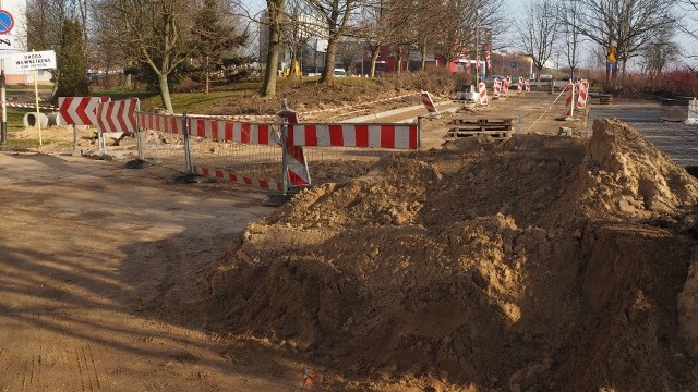 Trwa przebudowa drogi wewnętrznej przy ul. Fałata w Koszalinie. Ta inwestycja ma potrwać  aż do grudnia 2020 (jest podzielona na etapy, by nie paraliżować ruchu na osiedlu); obejmuje przebudowę odcinka do ul. Wańkowicza o długości ok. 500 m i Jana Pawła II o długości 200 m, do tego przebudowę konstrukcji jezdni, przebudowę chodników i stanowisk postojowych, budowę kanalizacji deszczowej, rozbudowę oświetlenia. Wartość robót  to ok. 4 mln zł, a wykonawcą jest firma Strabag.Zobacz także Mieszkańcy KSM Przylesie (w rejonie ul. Akademickiej) protestują przeciw budowie parkingu wielopoziomowego