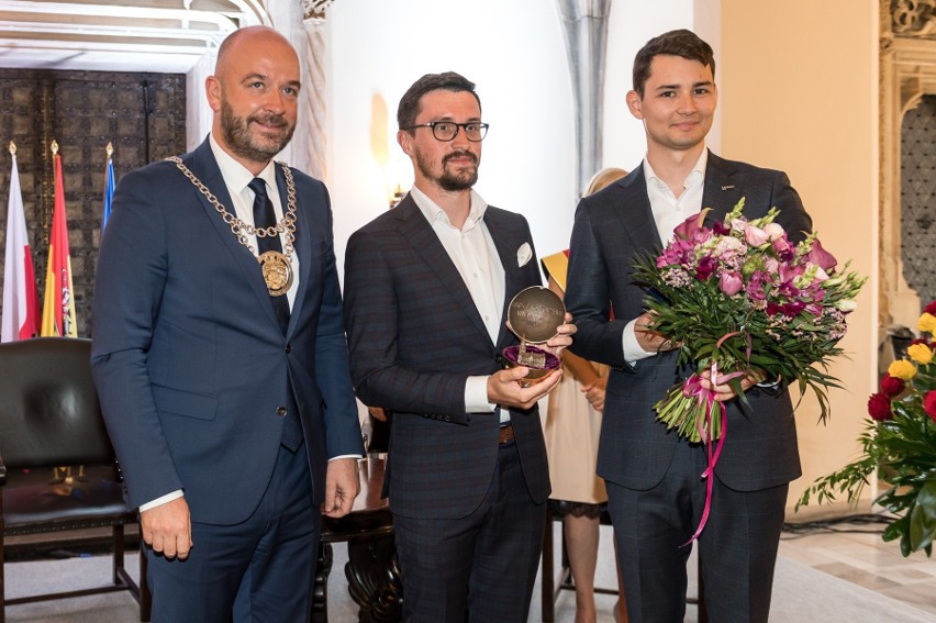 Nagrodę prezydenta Wrocławia dla firmy Luxon LED odebrali...