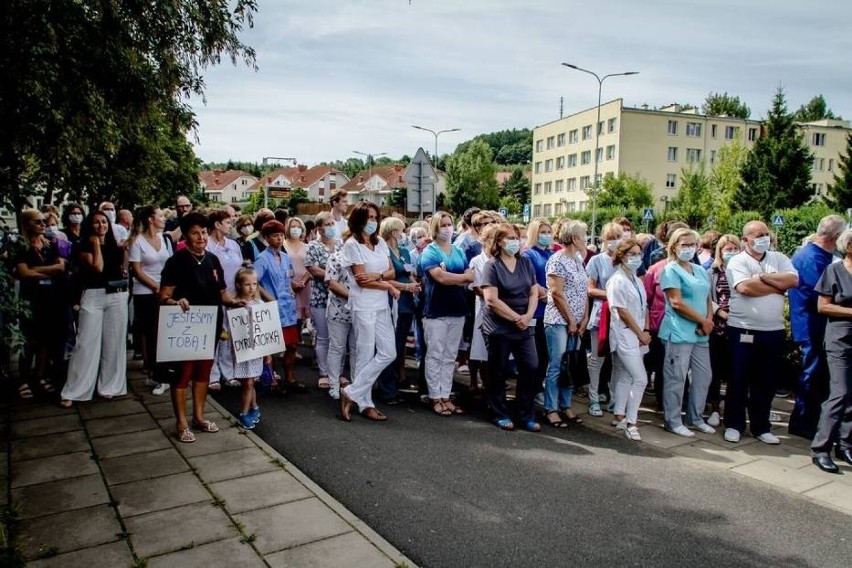 Protest w obronie dyrektorki szpitala w Wałbrzychu Marioli...