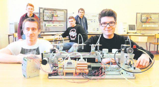 Zespół uczniów z Zespołu Szkół Mechanicznych w Opolu, który opracował projekt urządzenia dla opolskiej firmy IFM Ecolink.