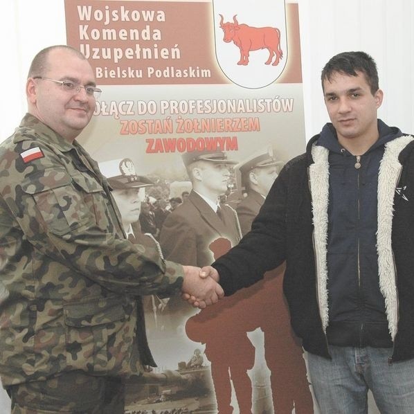 Krzysztof Górlik (z prawej) chętnie zaciągnie się do wojska, bo z pracą jest ciężko. Gdzie chciałby służyć? To nie ma znaczenia. I tak w domu nie było go przez 1,5 roku, bo przebywał za granicą