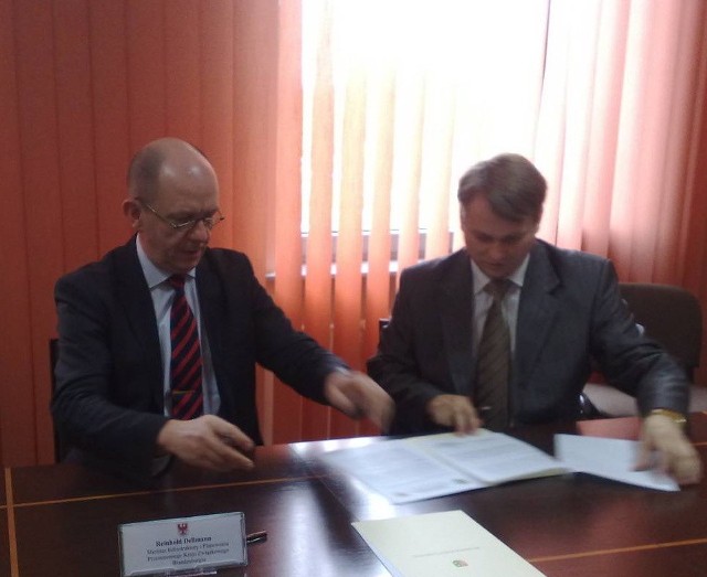 Wicemarszałek Tomasz Hałas (od prawej) i minister Reinhold Dellman podpisują porozumienie o współpracy między województwem lubuskim a Brandenburgią (fot. Czesław Wachnik)