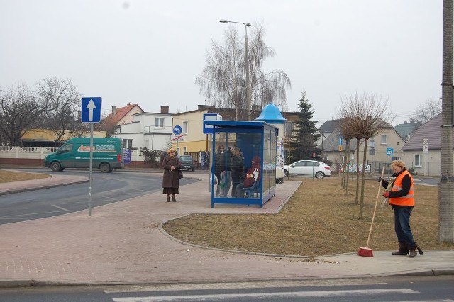 Jeden z przystanków znajduje się  u zbiegu Dworcowej, Świętego Marcina, Paderewskiego. 