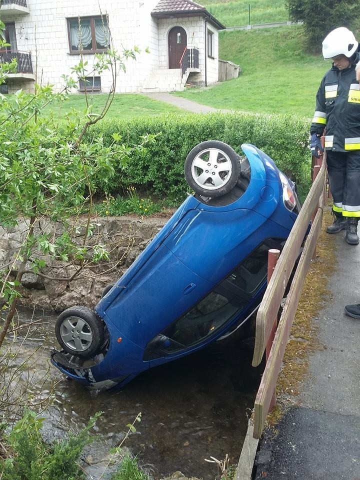 Racławice. Samochód wpadł do rzeki. Kierowca miał szczęście