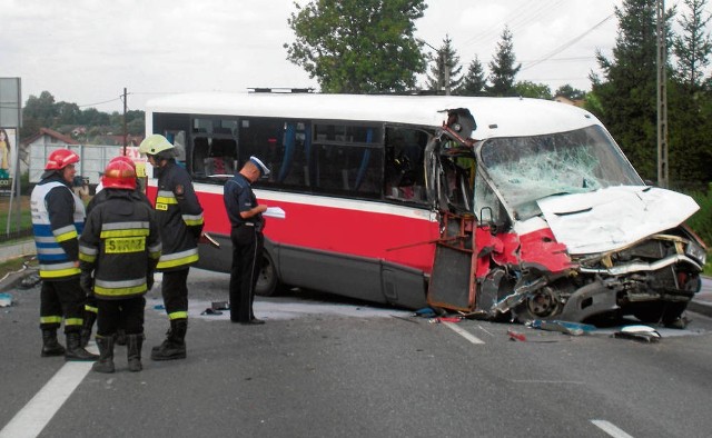 Bus prywatnego przewoźnika jechał z Sanoka do Krakowa. W sierpniu ubiegłego roku w Łapczycy zderzył się czołowo z samochodem ciężarowym. Pojazdem podróżowało w sumie 19 osób