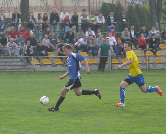 Fragment remisowego meczu Stal Kunów - Nidzianka Bieliny (0:0).