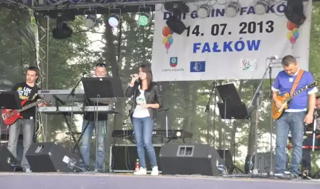 Na scenie zespół Next z wokalistką, laureatką wielu konkursów muzycznych, Patrycją Zenką.