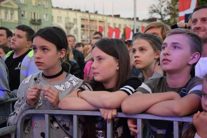 Częstochowa: Natalia Nykiel wystąpiła na dachu autobusu Red...