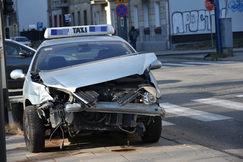 Taksówkarz nie ustąpił pierwszeństwa. Wypadek na skrzyżowaniu ul. Nawrot z ul. Targową. ZDJĘCIA