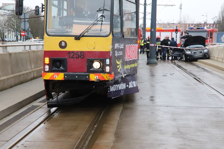 Wypadek tramwaju na al. Mickiewicza w Łodzi. Zderzenie...