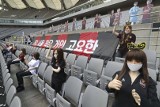 Klub FC Seoul chciał zaradzić problemowi pustych trybun na meczu ligowym, więc ustawił na nich... sekslalki przebrane w piłkarskie koszulki