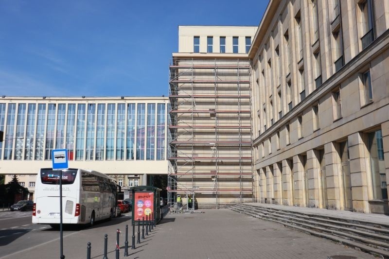 Łódzka opera odzyska swój blask. Remont zewnętrznych elementów architektury zabytkowego budynku rozpoczął się od schodów