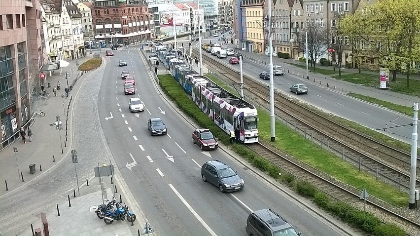 Wrocław: Zepsuty tramwaj blokował torowisko na Kazimierza Wielkiego (ZOBACZ)