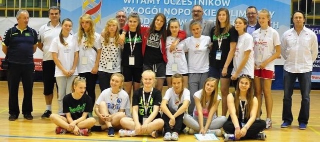 Kinga Strózik (trzecia od lewej w dolnym rzędzie) z powodzeniem grała w reprezentacji województwa świętokrzyskiego w finałach Ogólnopolskiej Olimpiady Młodzieży. 