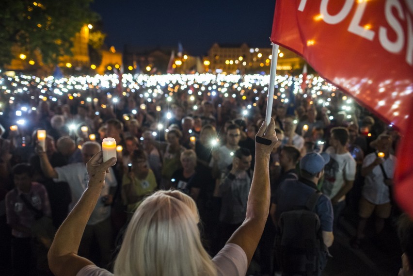 Fotografie składające się na książkę „Biało-Czerwona”...