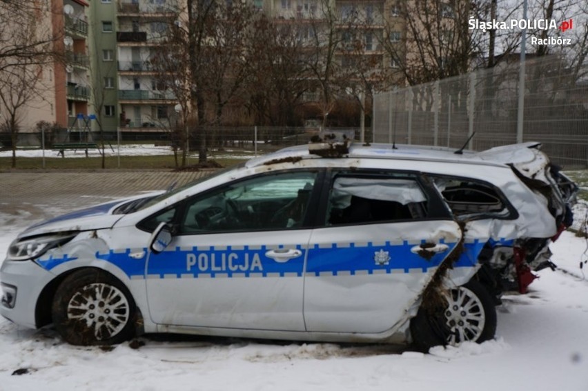 Wypadek w Zabełkowie. W tył radiowozu wjechał ford