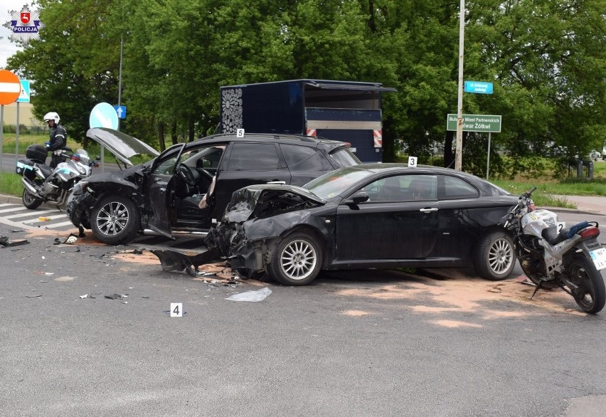 Groźny wypadek w Zamościu. Zderzyły się ze sobą trzy pojazdy. Dwie osoby trafiły do szpitala