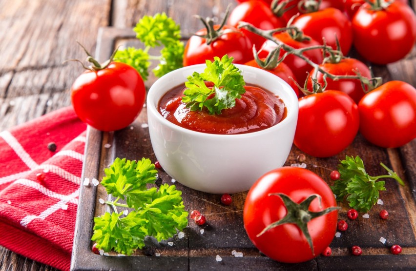 Pomidory są bogate  w witaminę A (w tym beta-karoten), E, C...