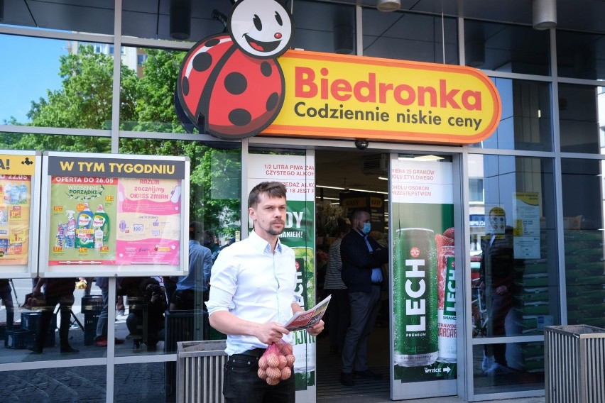 Kołodziejczak tłumaczy, że Biedronka pozwała "człowieka,...